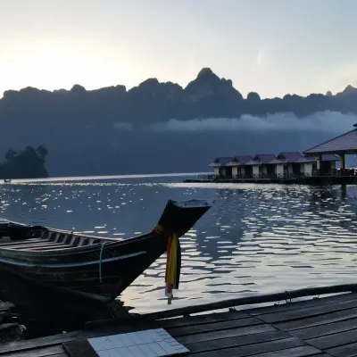 Тайская лодка на озере Чко Лан