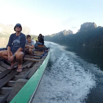 Туристы плавут на лодке на озере Чео Лан