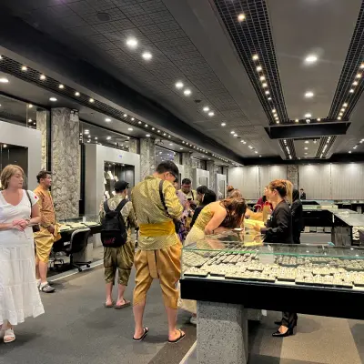 Посетители в зале в Gems Gallery Phuket