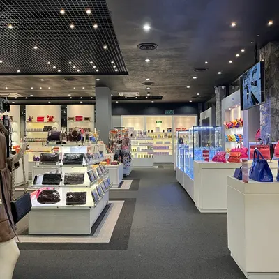 Зал изделий из кожи в Gems Gallery