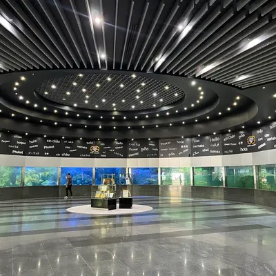 Огромный морской аквариум c акулами в Gems Gallery