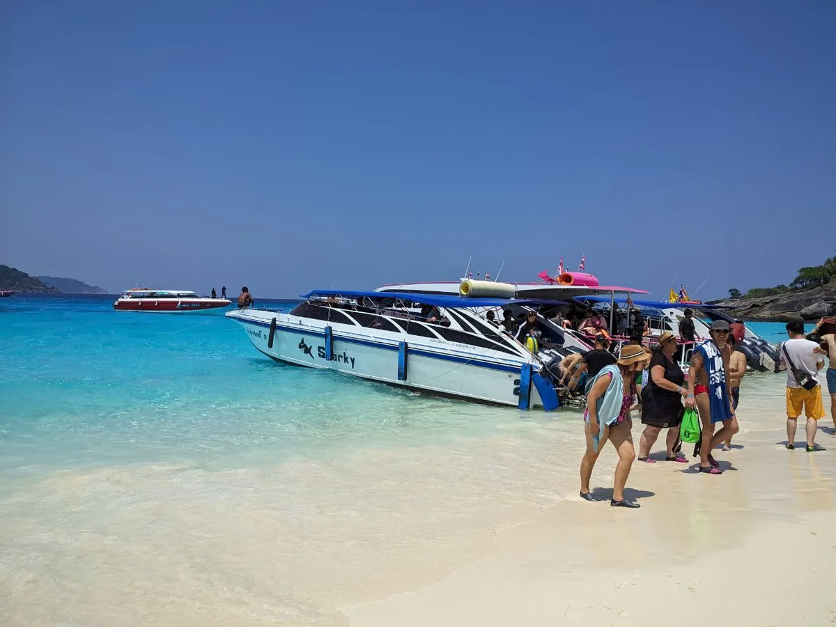 Спидбот высаживает людей на пляж на Симиланских островах.