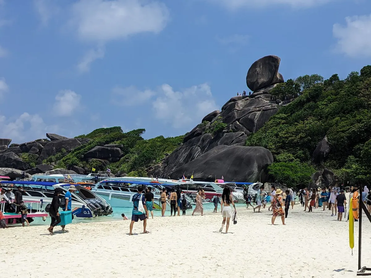 Вид на смотровую площадку "Парус" на Симиланах