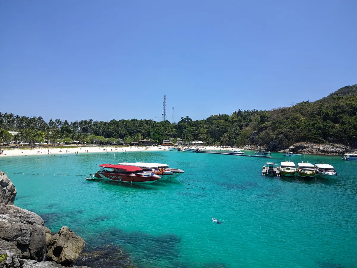 ФОТО БУХТЫ PATOK BAY С БИРЮЗОВОЙ ВОДОЙ И БЕЛЫМИ ЯХТАМИ