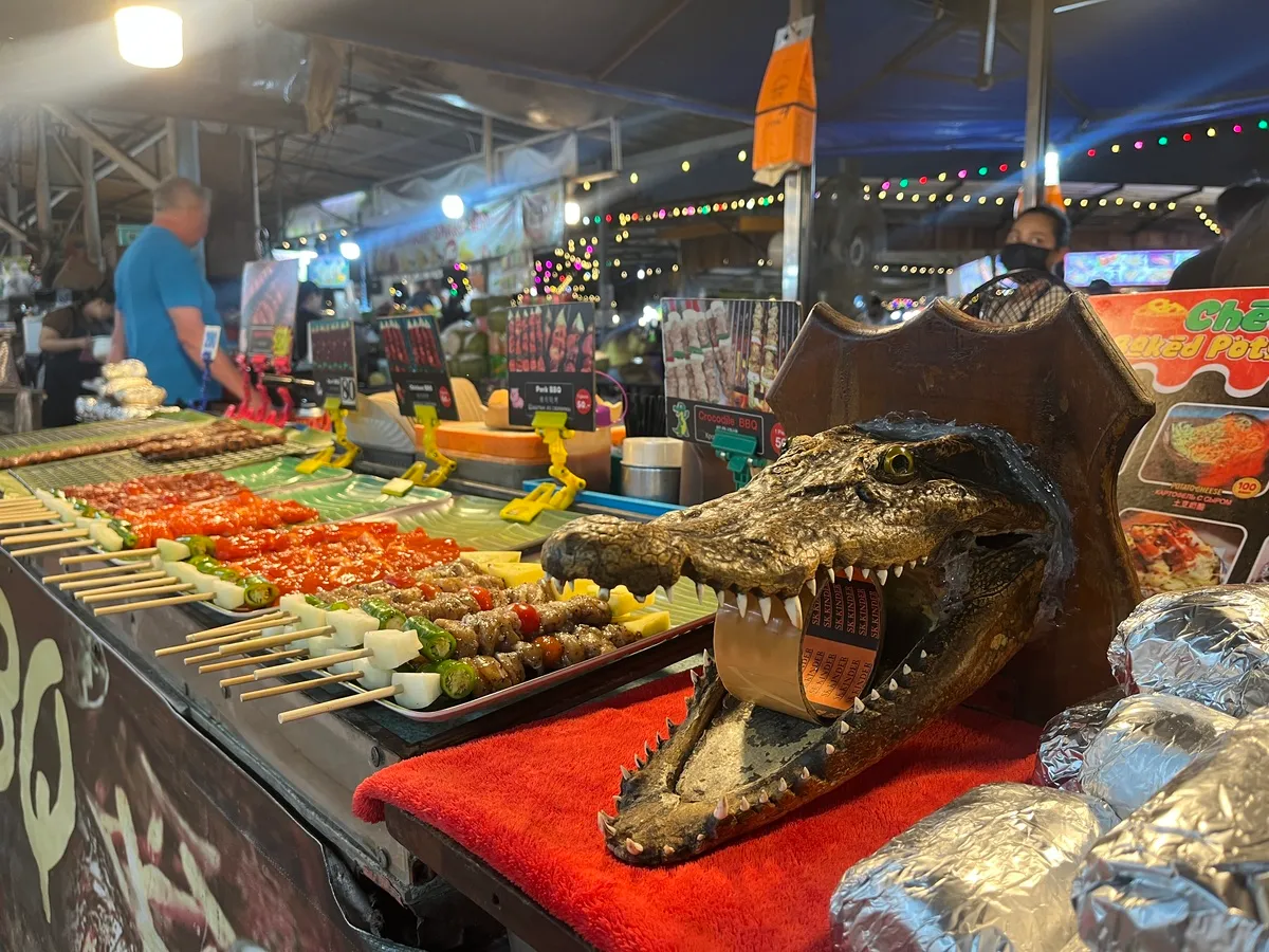 Различная еда на рынке Malin Plaza